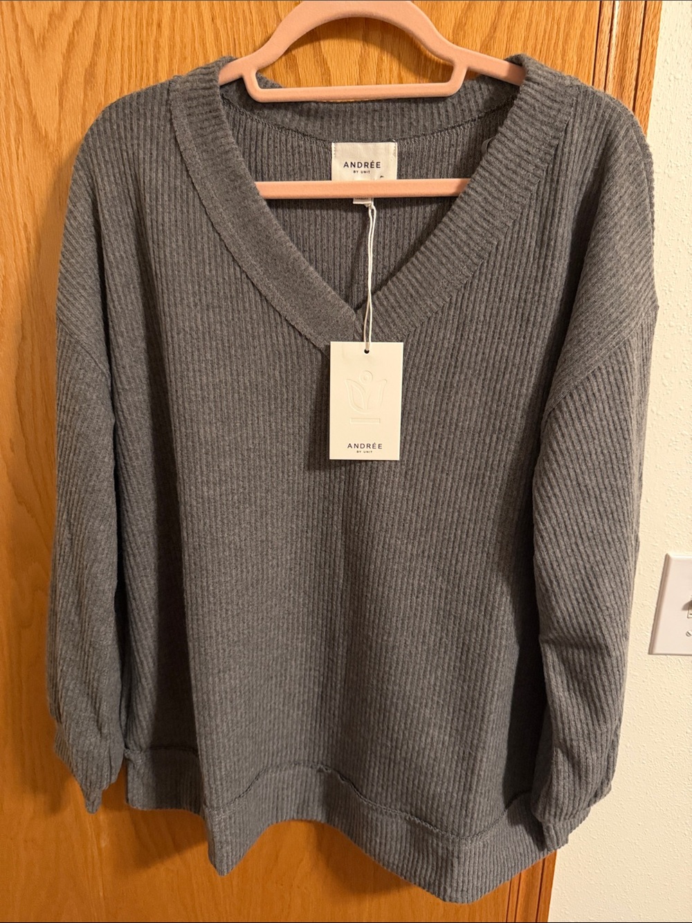 🫶🏼5 for $45!!🫶🏼ANDREE BY UNIT Gray Ribbed V-Neck Long Sleeve Sweater